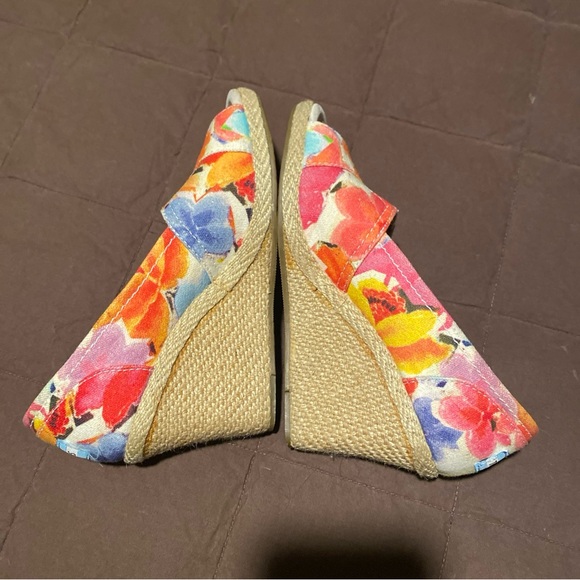 TOMS Womens Size 6.5 Red Floral Watercolor Peep Toe Slip-on Wedge Heels - Picture 3 of 5